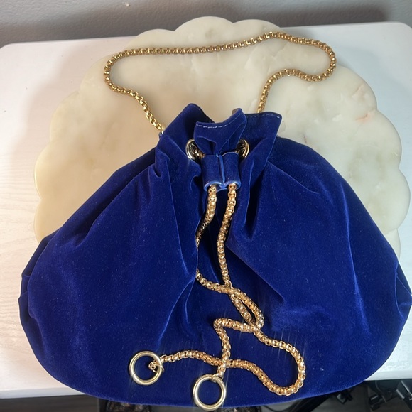 Women’s shoulder bag velvet bucket bag with gold chain drawstring in navy - Picture 2 of 12